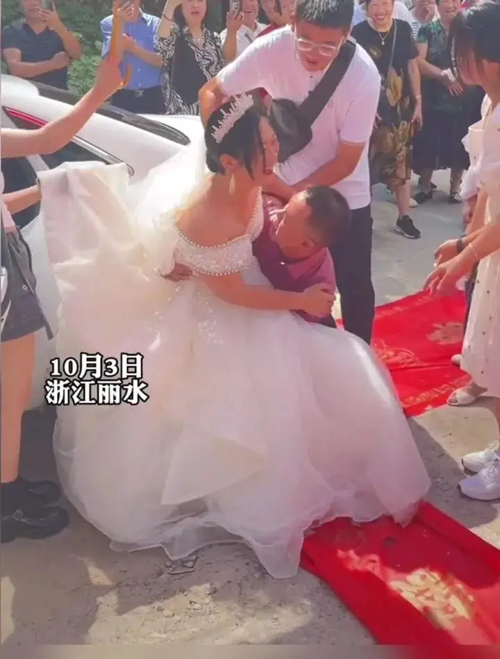 女方送亲人员有讲究吗，浙江38岁新娘被14岁儿子抱着出嫁