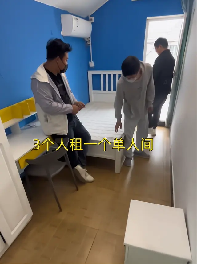 如何租房更省钱，上海三个小伙为省钱租一间房