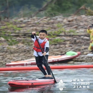 有人落水该如何施救，温州12岁男孩划桨板救回2名落水者案例